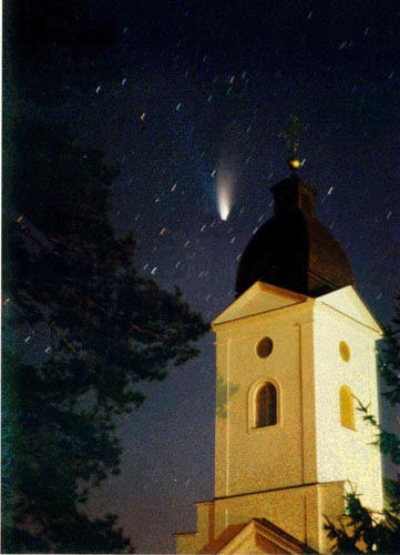 Snimak komete Hejl-Bop snimljen iznad Petnicke crkve (Milan Bogosavljevic)
