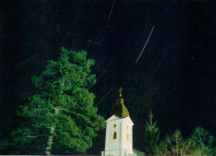 Obrt zvezdanog neba snimljen iznad crkve u selu Petnica kod Valjeva